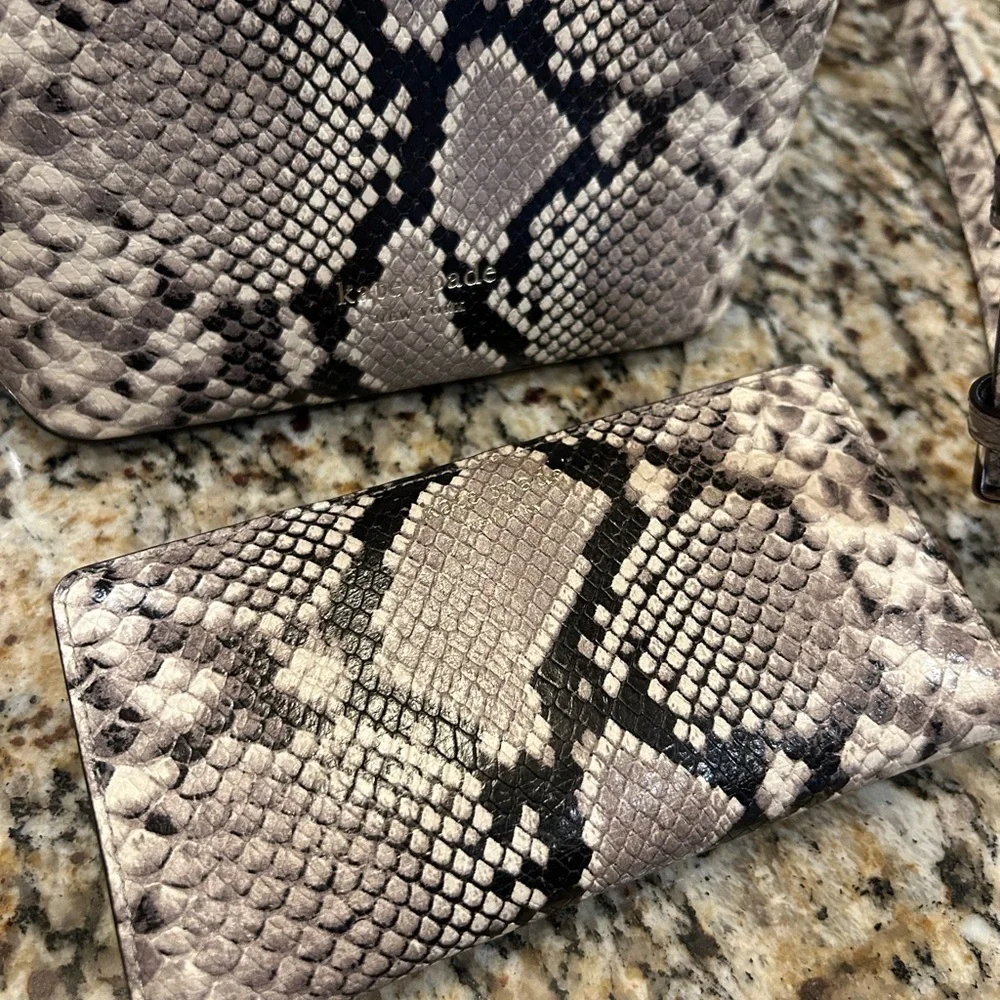 Kate Spade Bucket Bag with Snakeskin Pattern with Matching Wallet - Picture 2 of 7